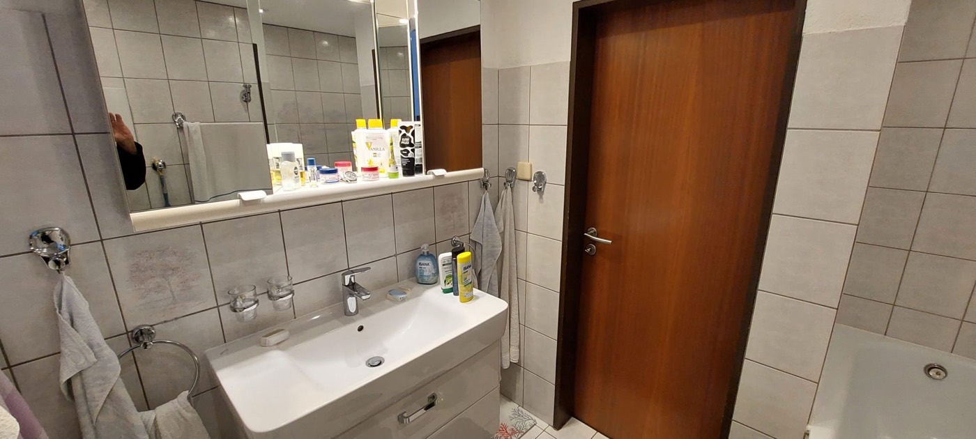 Modernisiertes Bad mit neuem Waschtisch, Spiegelschrank und Armaturen