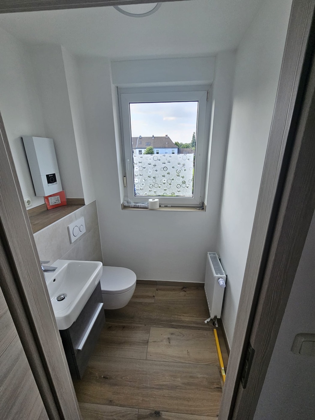 Gäste-WC mit Holzboden und neuem Waschtisch