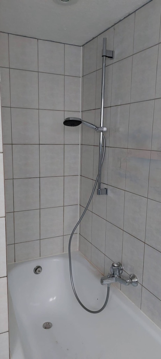 Neu montierte Duscharmatur mit Brausestange und Handbrause