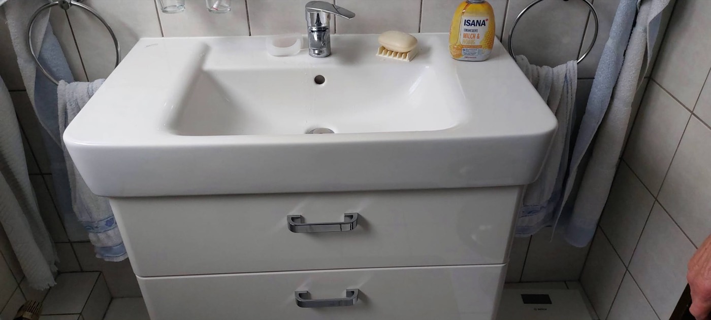 Neuer Waschtisch mit Unterschrank und Einhebelmischer